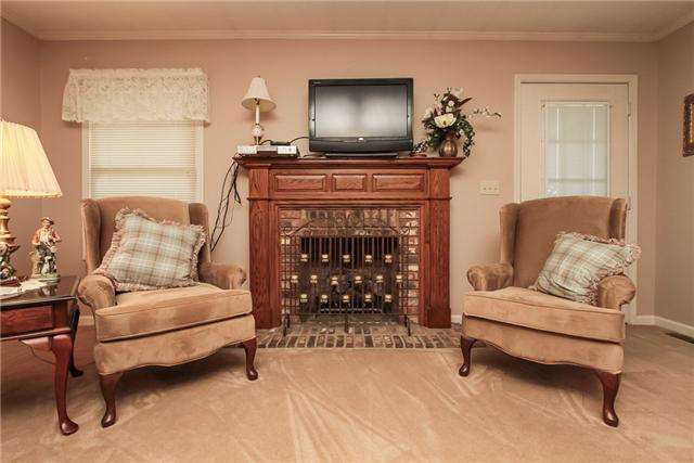5211 Stacy Springs Road Springfield, TN 37172 - Photo 7 of 20 ANOTHER VIEW OF LIVING AREA