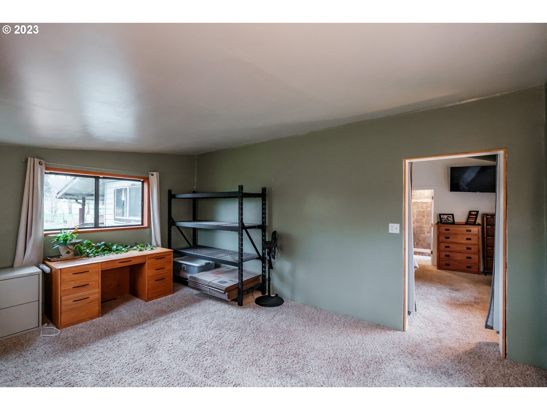 30115 Berlin Road Lebanon, OR 97355 - Photo 18 of 48 a room with furniture and a window