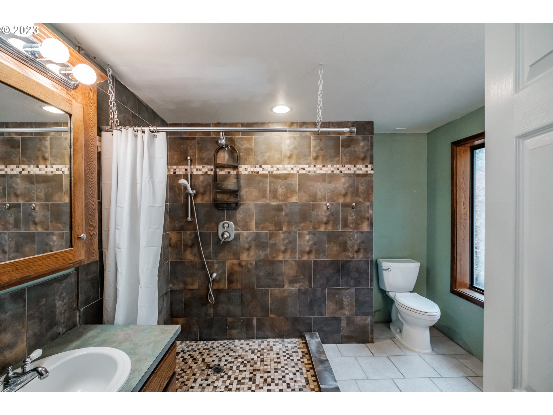 30115 Berlin Road Lebanon, OR 97355 - Photo 19 of 48 a bathroom with a toilet and a shower
