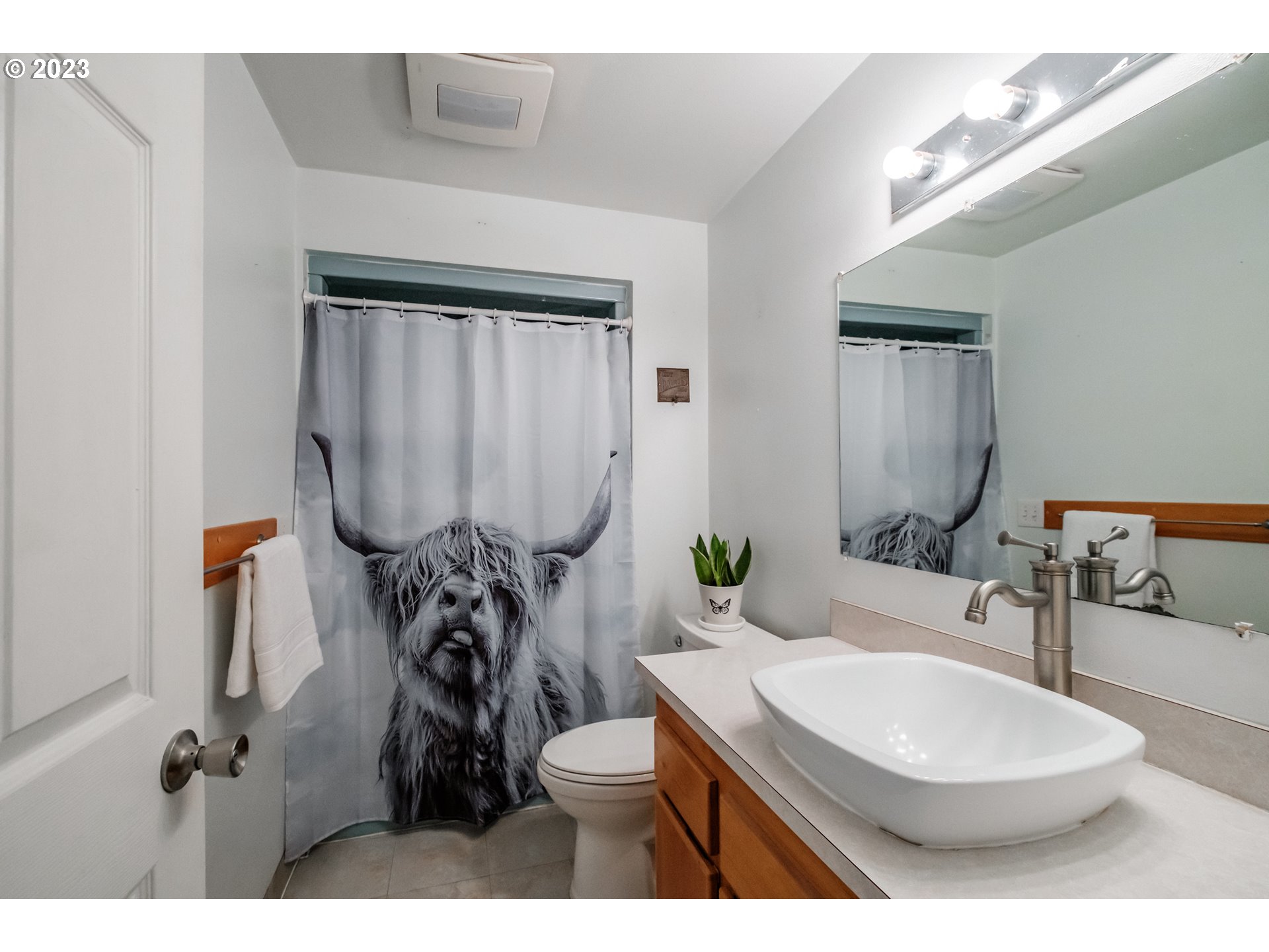 30115 Berlin Road Lebanon, OR 97355 - Photo 24 of 48 a bathroom with a toilet sink and mirror