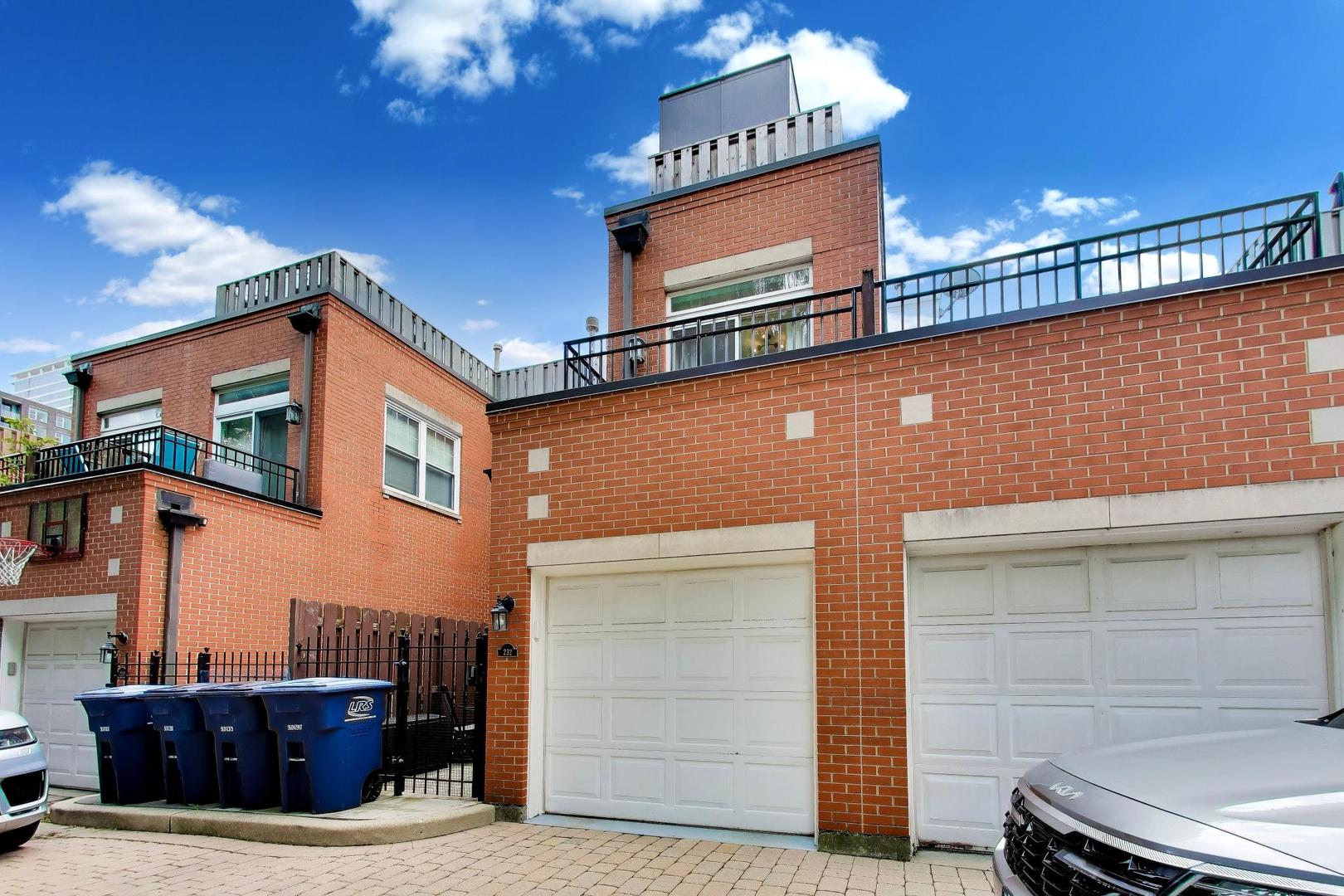 232 West Scott Street Chicago, IL 60610 - Photo 38 of 39 a building view with a outdoor space