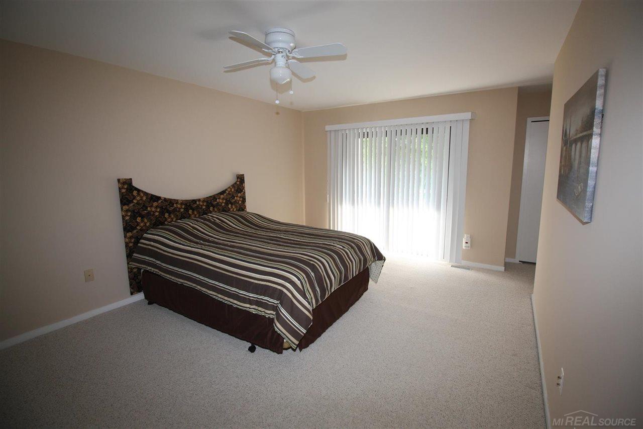 522 Oxford Court Rochester, MI 48307 - Photo 9 of 10 31247223-8.JPG