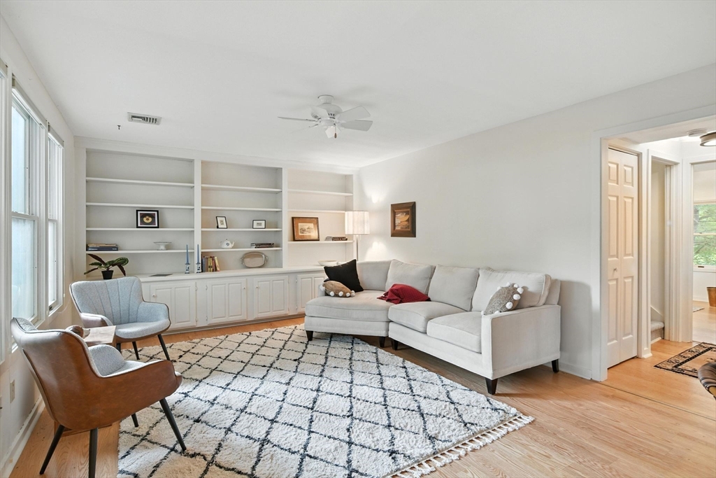 5 Amity Place, Unit 5 Amherst, MA 01002 - Photo 4 of 39 a living room with furniture