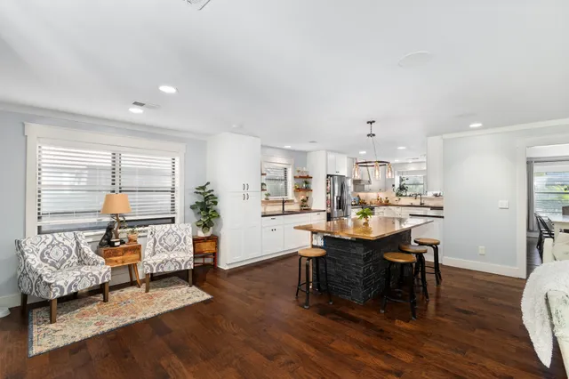 $2,500 | 2710 Colonial Drive, Dickinson, TX 77539