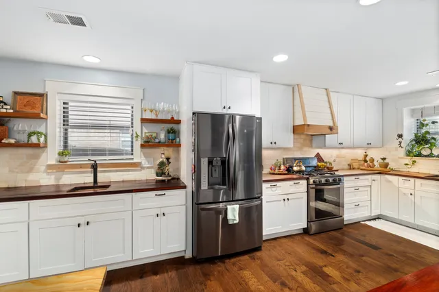 $2,500 | 2710 Colonial Drive, Dickinson, TX 77539