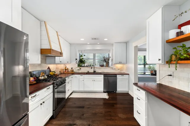 $2,500 | 2710 Colonial Drive, Dickinson, TX 77539