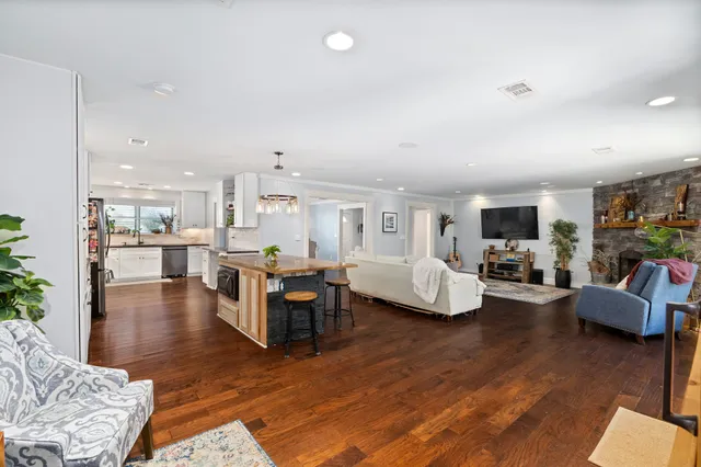 $2,500 | 2710 Colonial Drive, Dickinson, TX 77539