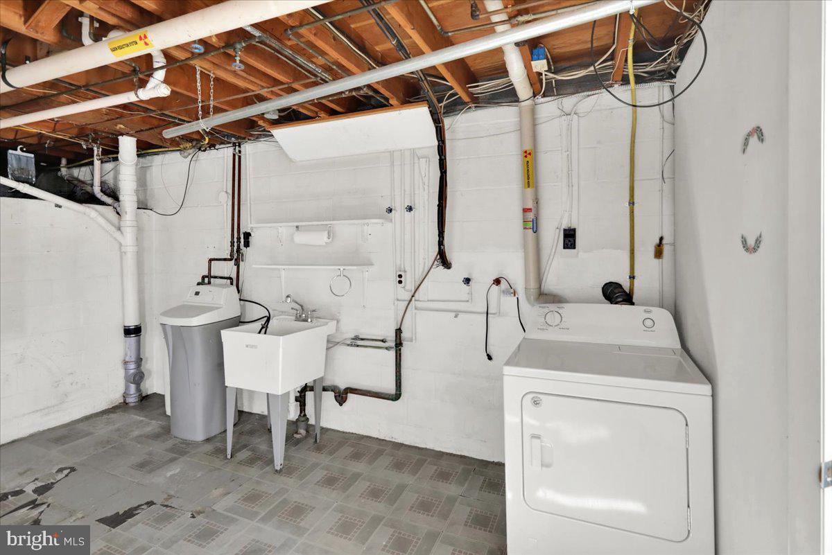629 Lawrence Avenue Reading, PA 19609 - Photo 23 of 39 a utility room with dryer and washer