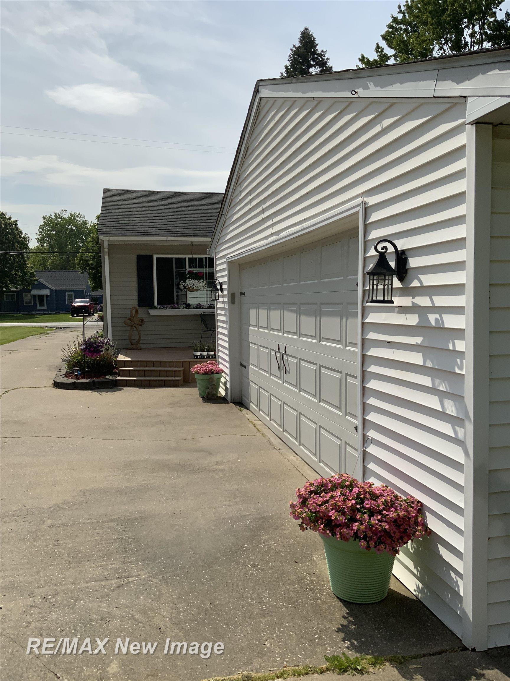3855 Mack Road Saginaw, MI 48601 - Photo 21 of 25 50142515-435e0369-0b2f-499a-b8e4-0a3ddc6b0cd7.JPG