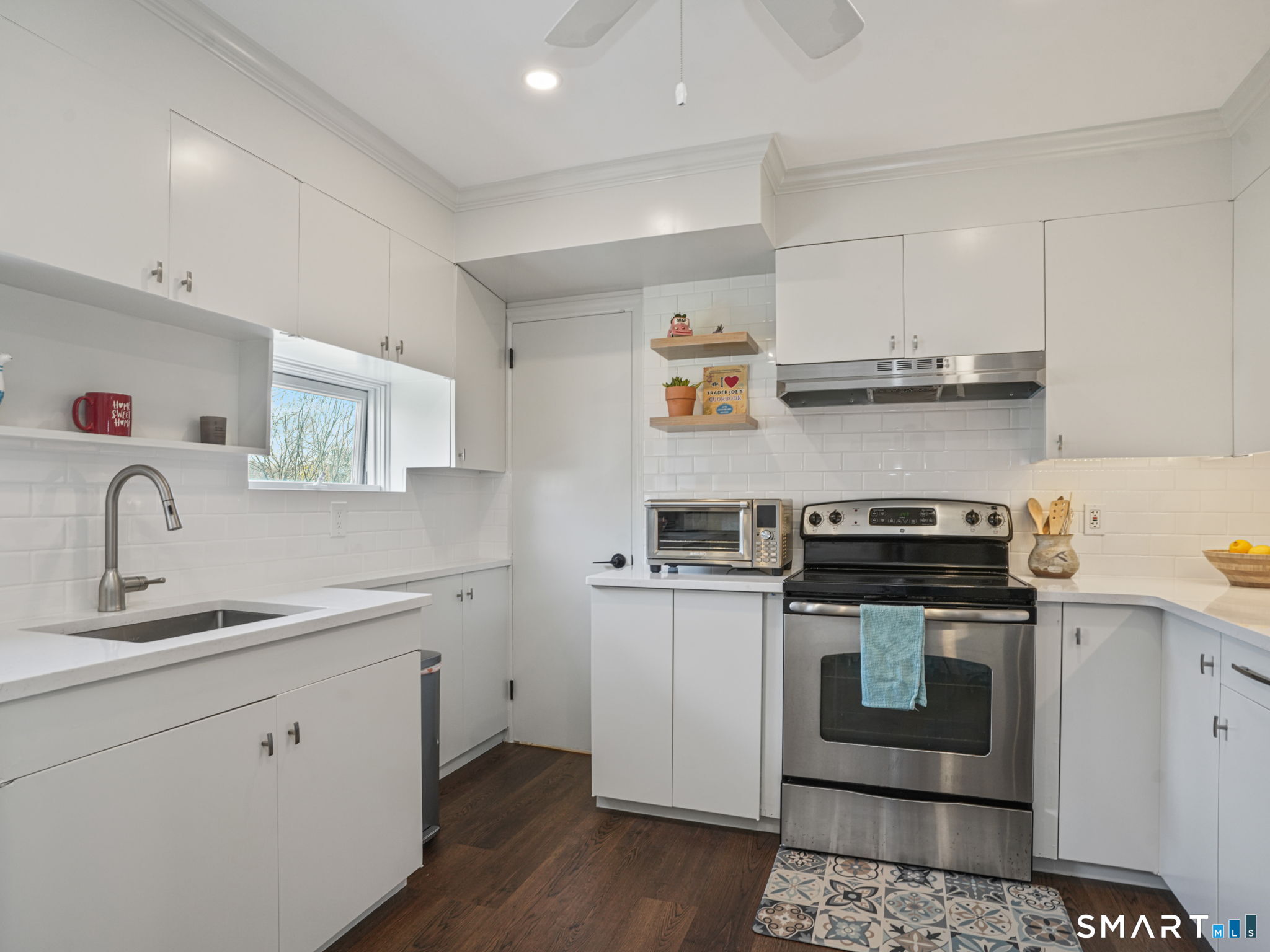91 Clovelly Road Stamford, CT 06902 - Photo 11 of 39