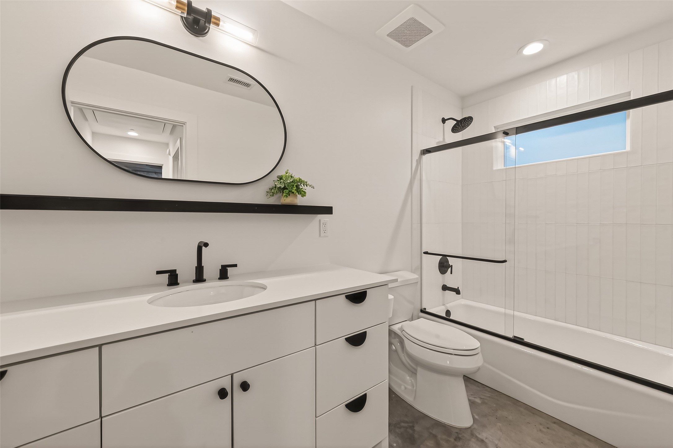 410 East 33rd Street Houston, TX 77018 - Photo 13 of 49 a bathroom with a toilet a sink and a mirror