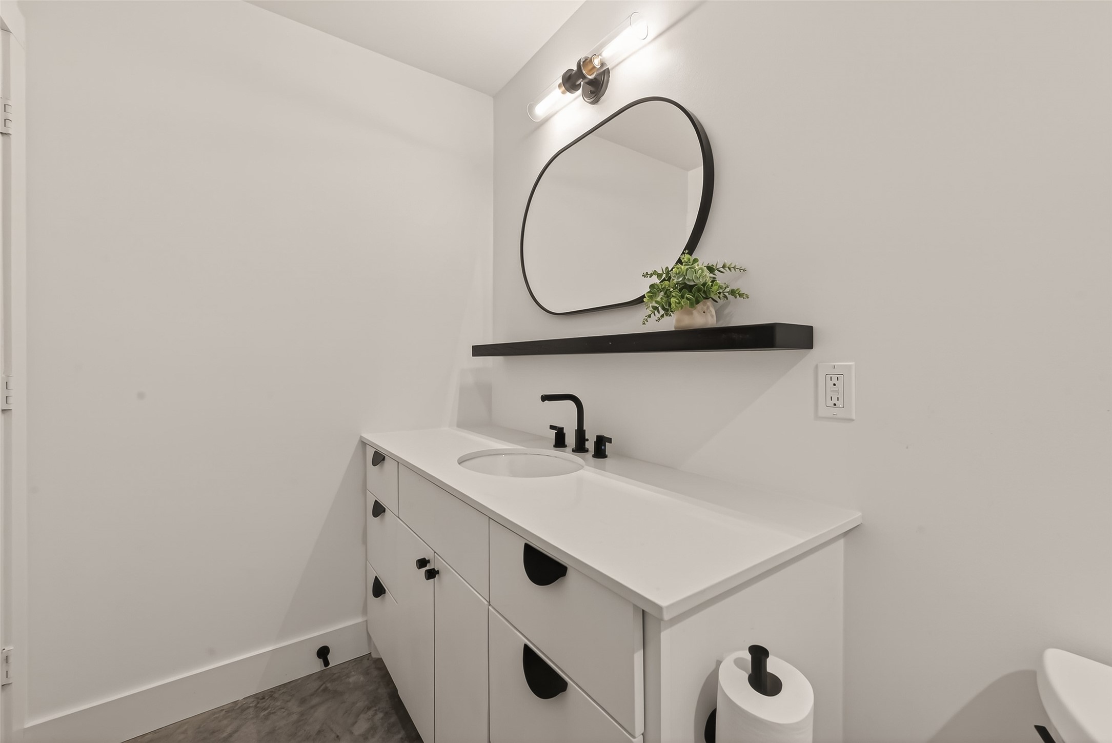 410 East 33rd Street Houston, TX 77018 - Photo 14 of 49 a bathroom with a sink and a mirror