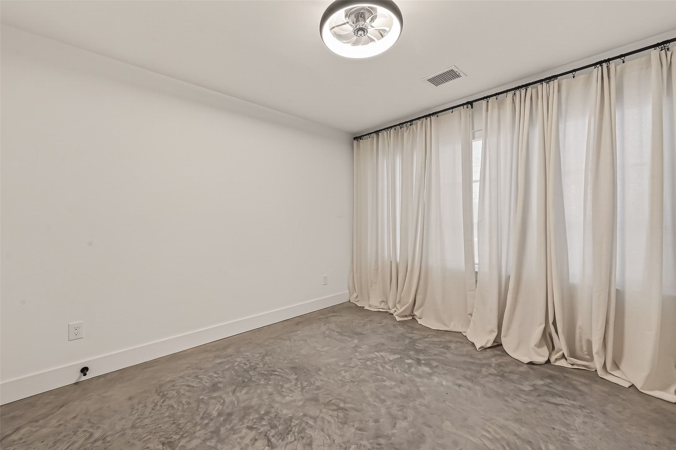 410 East 33rd Street Houston, TX 77018 - Photo 15 of 49 a view of a livingroom with a grill