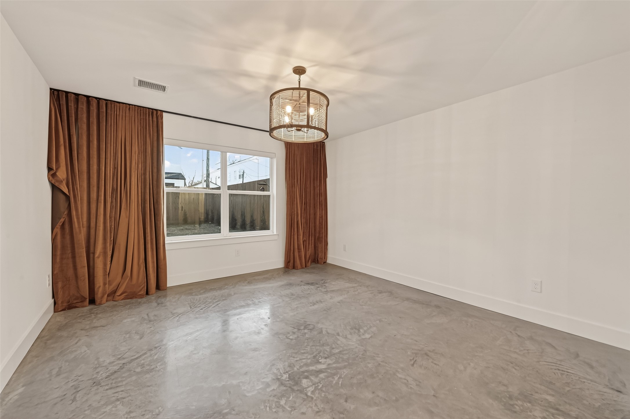410 East 33rd Street Houston, TX 77018 - Photo 16 of 49 a view of an empty room with a window