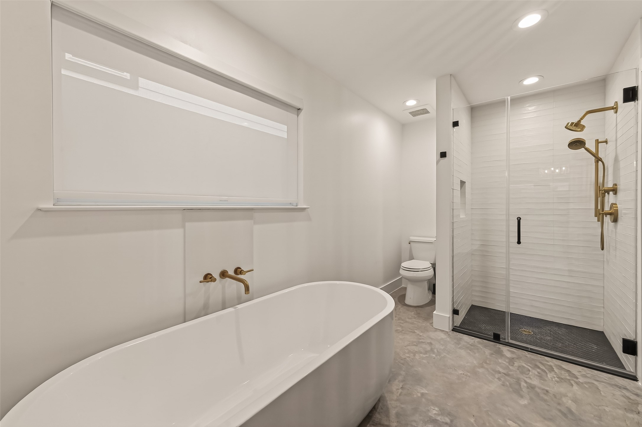 410 East 33rd Street Houston, TX 77018 - Photo 20 of 49 a bathroom with a bathtub and toilet