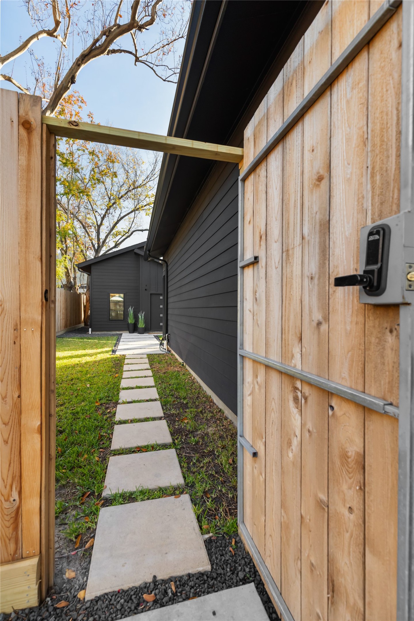 410 East 33rd Street Houston, TX 77018 - Photo 24 of 49 a view of house with garden