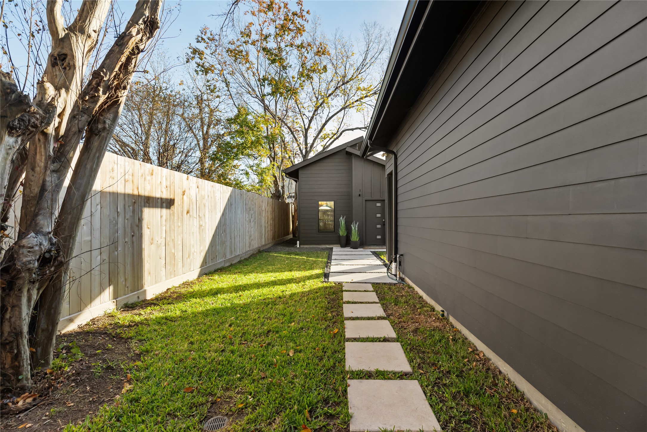 410 East 33rd Street Houston, TX 77018 - Photo 25 of 49 a view of small house with backyard