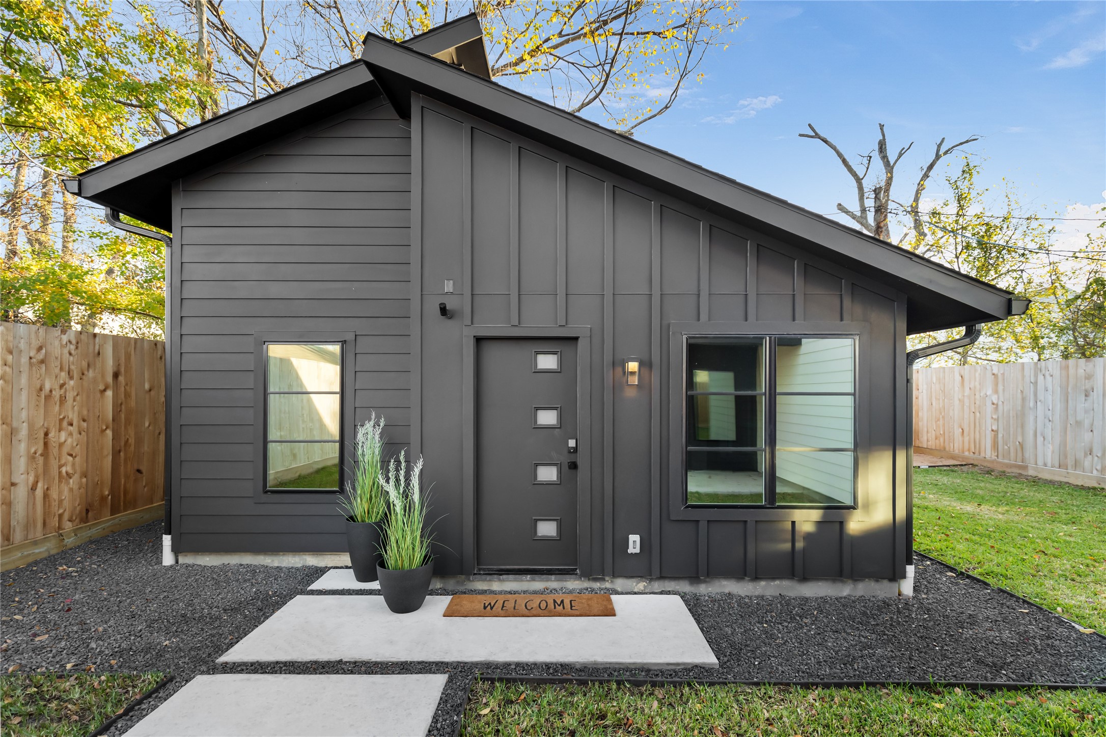 410 East 33rd Street Houston, TX 77018 - Photo 26 of 49 a front view of a house with garden