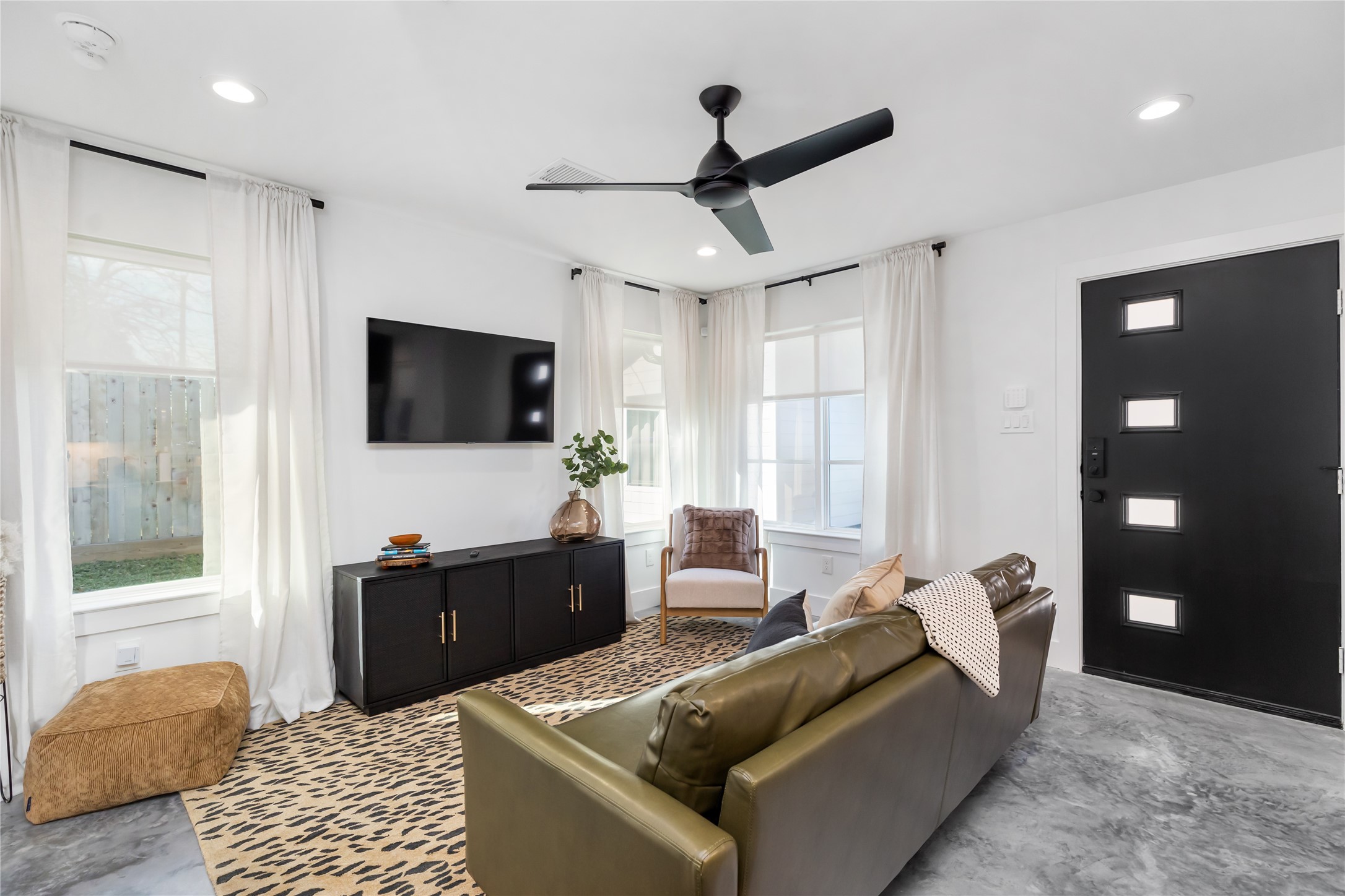 410 East 33rd Street Houston, TX 77018 - Photo 30 of 49 a living room with furniture and a flat screen tv