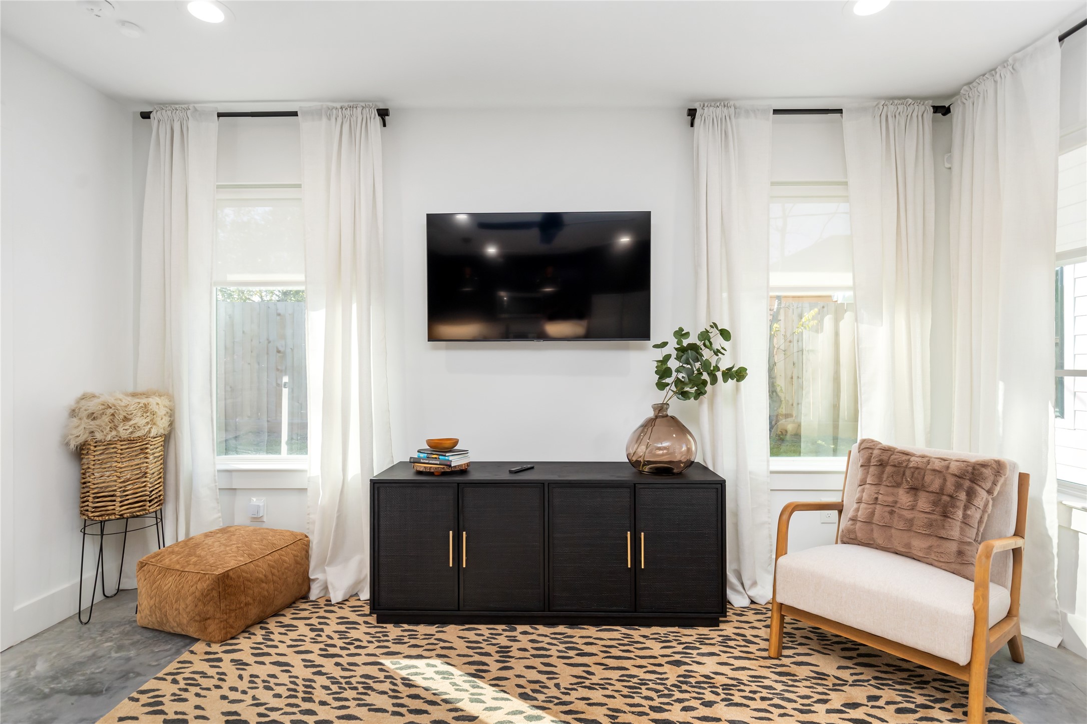 410 East 33rd Street Houston, TX 77018 - Photo 36 of 49 a living room with furniture a flat screen tv and a window