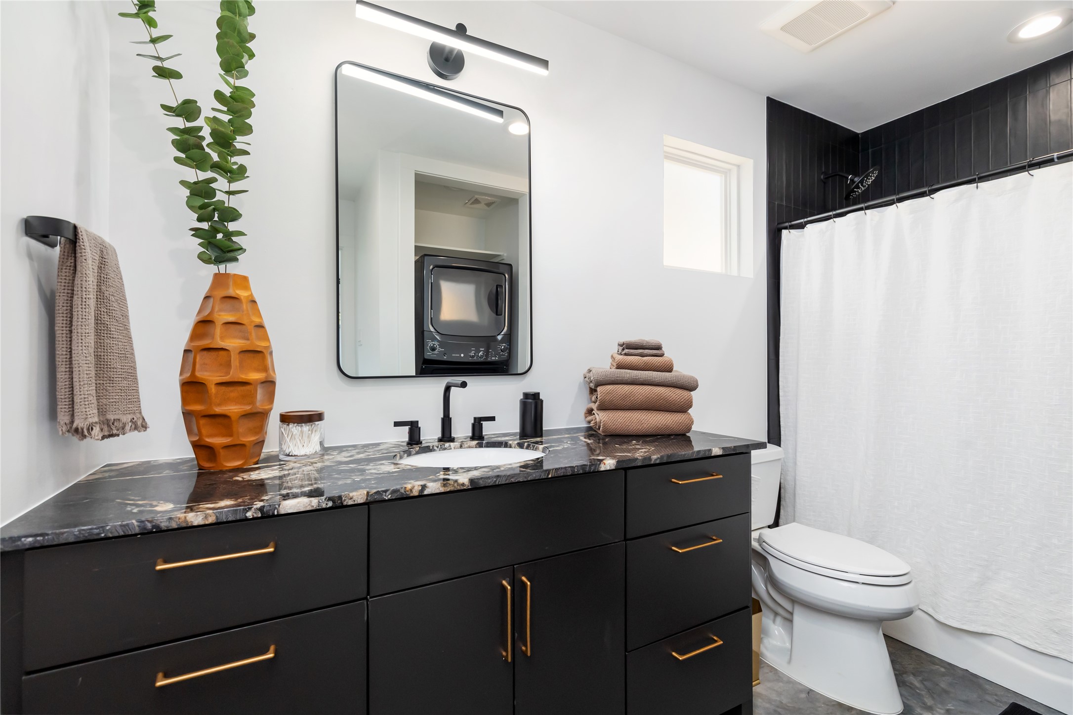 410 East 33rd Street Houston, TX 77018 - Photo 40 of 49 a bathroom with a toilet sink and mirror