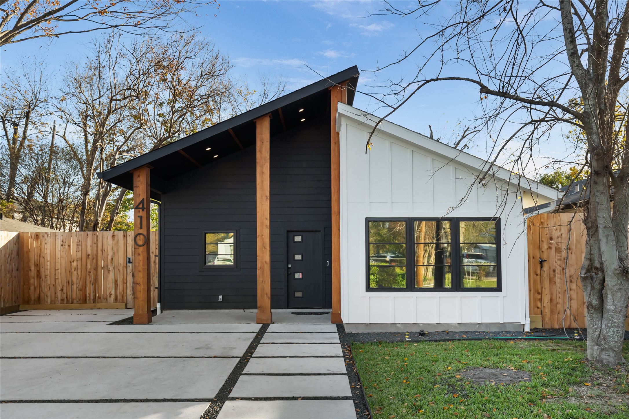 410 East 33rd Street Houston, TX 77018 - Photo 4 of 49 a front view of a house with a yard