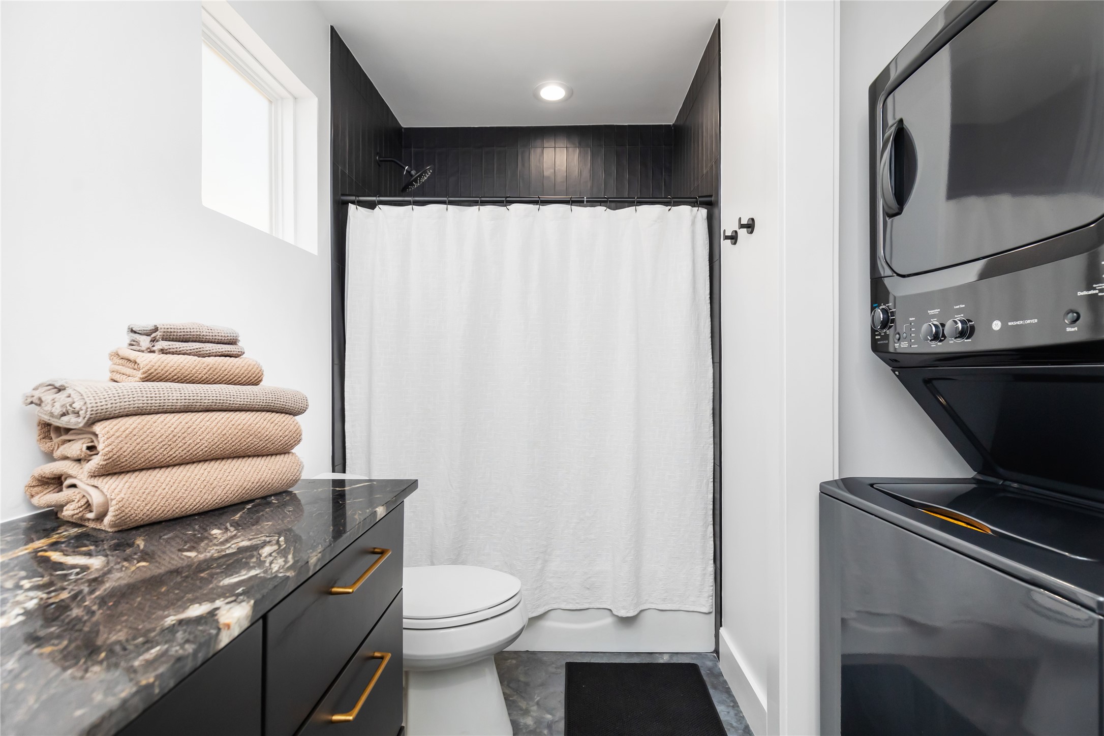 410 East 33rd Street Houston, TX 77018 - Photo 41 of 49 a bathroom with a toilet a sink and a shower