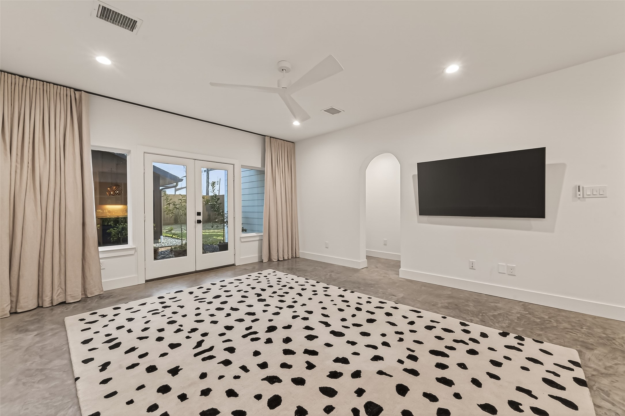 410 East 33rd Street Houston, TX 77018 - Photo 6 of 49 a view of a livingroom with wooden floor and a flat screen tv