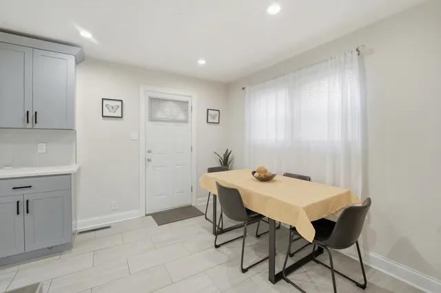 $260,000 | 3043 96th Place, Evergreen Park, IL 60805