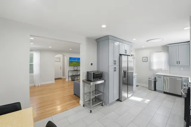 $260,000 | 3043 96th Place, Evergreen Park, IL 60805