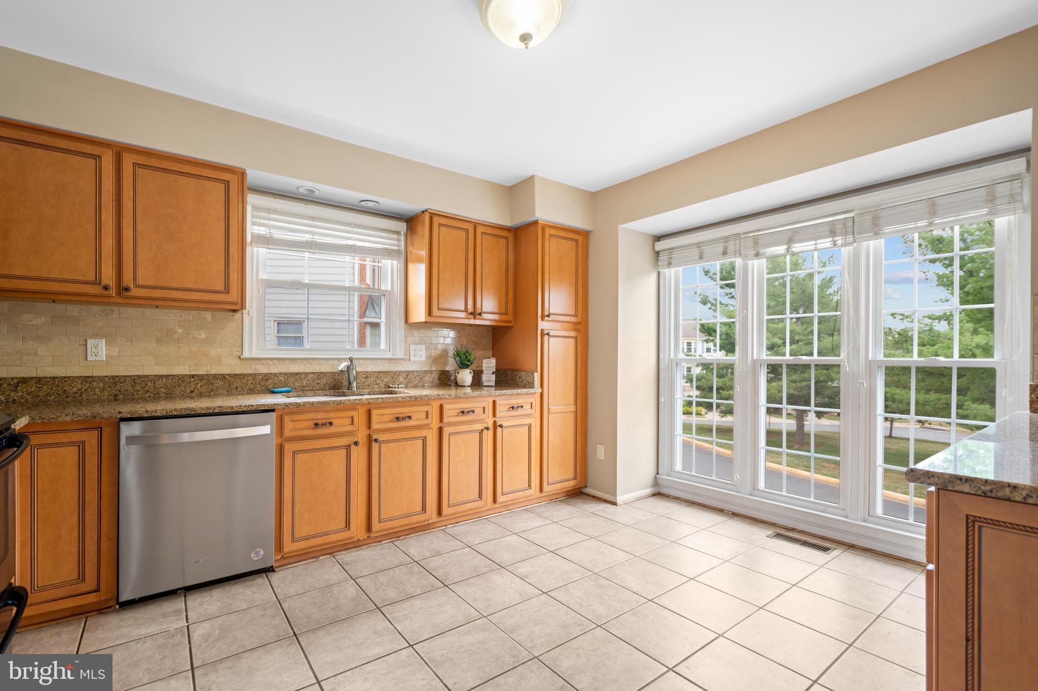 46828 Rabbitrun Terrace Sterling, VA 20164 - Photo 6 of 36 Gallery Image 6