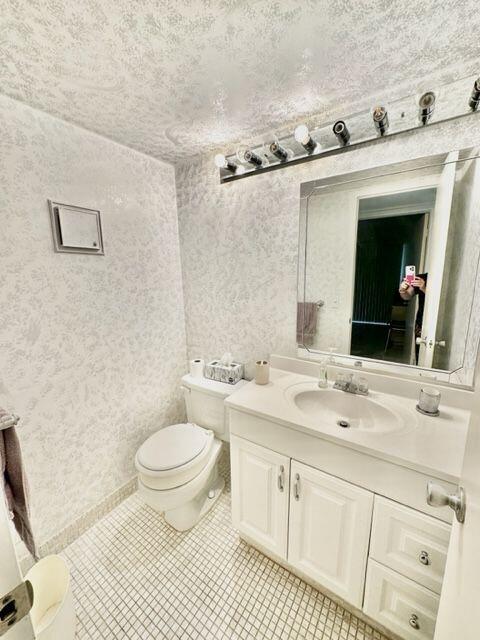 1 Suffolk A Boca Raton, FL 33434 - Photo 12 of 38 1/2 Bathroom