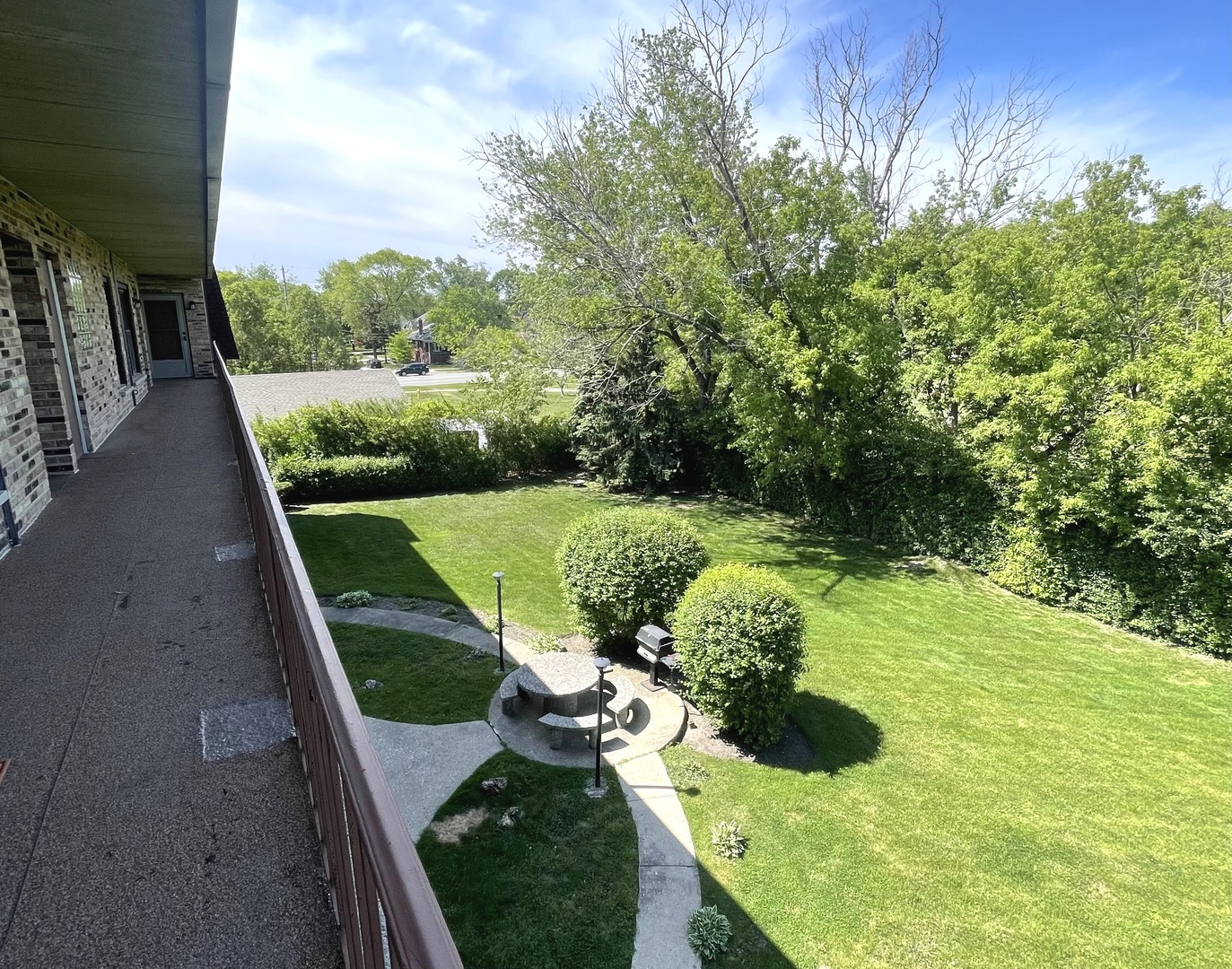 2610 Oakton Street, Unit 9W Park Ridge, IL 60068 - Photo 2 of 14 a view of a backyard with pathway