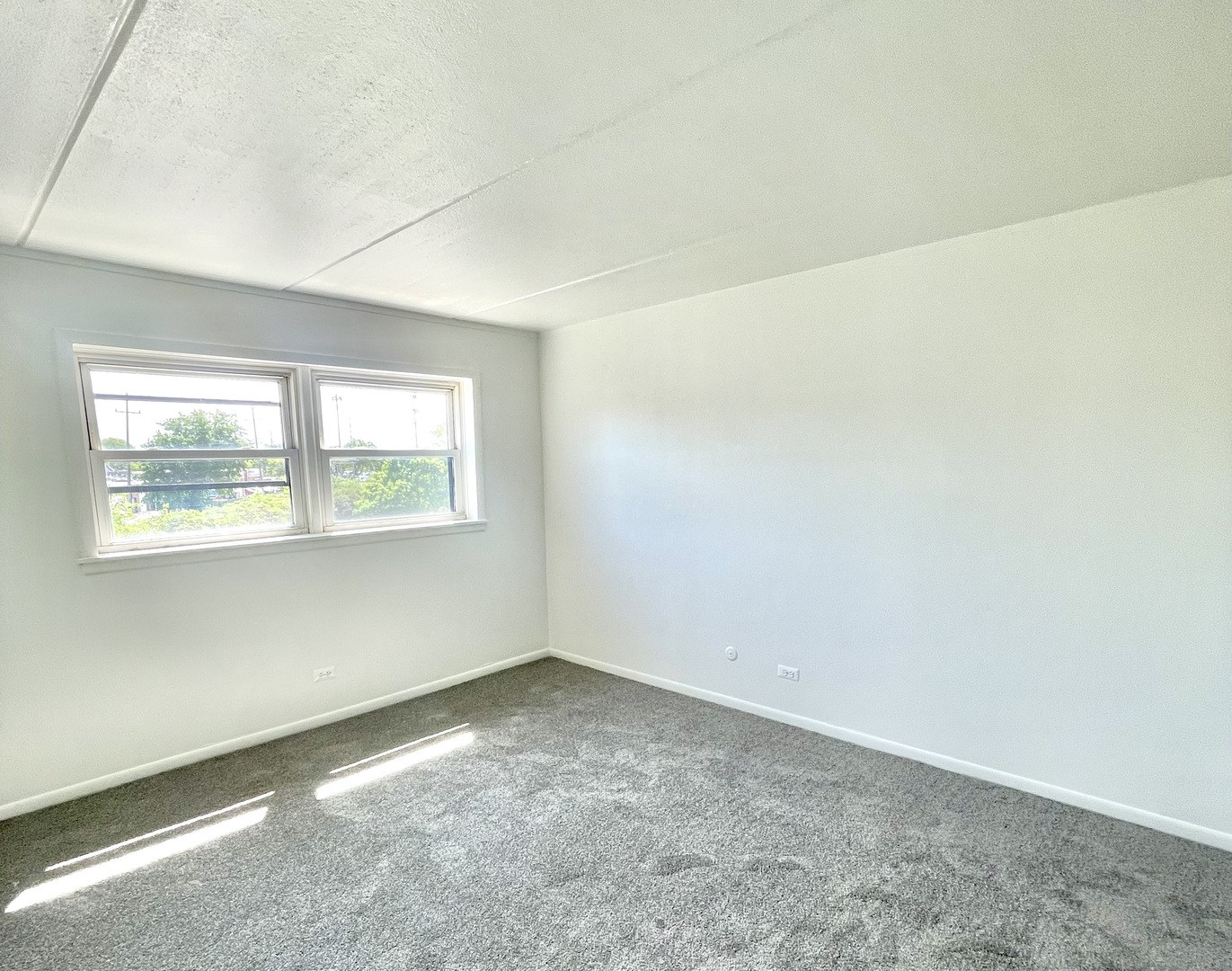 2610 Oakton Street, Unit 9W Park Ridge, IL 60068 - Photo 9 of 14 an empty room with a window