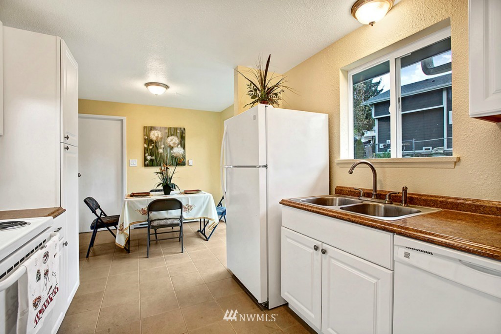 3704 Talbot Road South Renton, WA 98055 - Photo 4 of 16