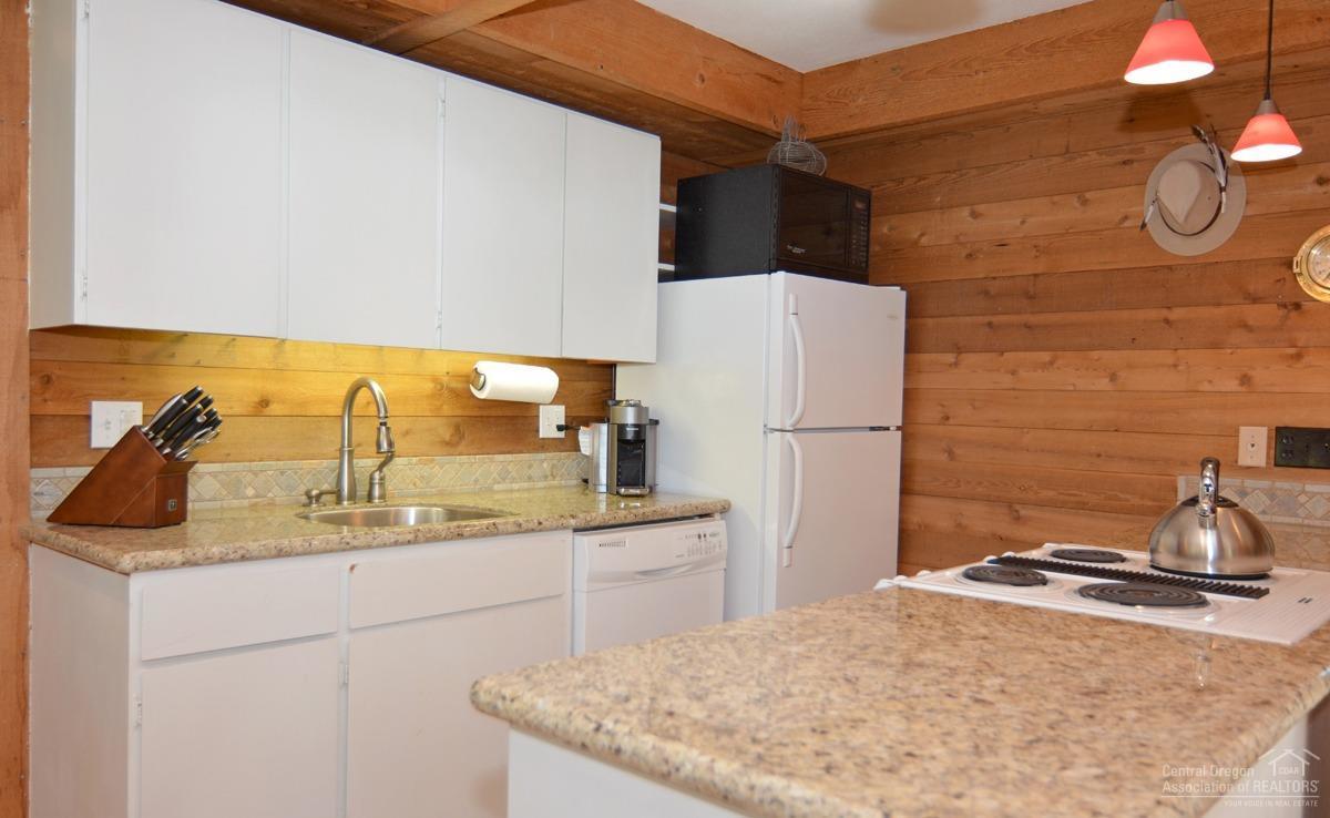 57515 Ranch Cabin Road, Unit B15 Sunriver, OR 97707 - Photo 12 of 21 All appliances included.