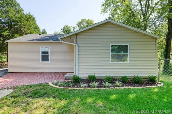 $1,695 | 410 Lone Oak Drive, New Albany, IN 47150