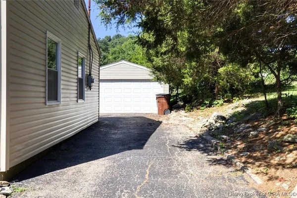 $1,695 | 410 Lone Oak Drive, New Albany, IN 47150