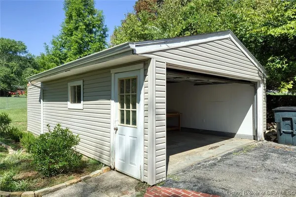 $1,695 | 410 Lone Oak Drive, New Albany, IN 47150