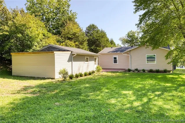 $1,695 | 410 Lone Oak Drive, New Albany, IN 47150