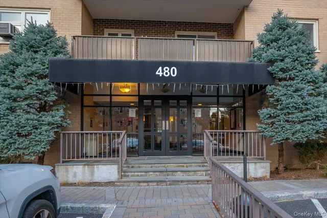 a view of entryway with a yard