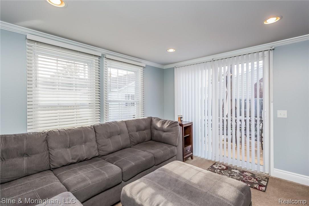1595 Fairholme Road Grosse Pointe, MI 48236 - Photo 19 of 44 019-Den-3435602-medium.jpg