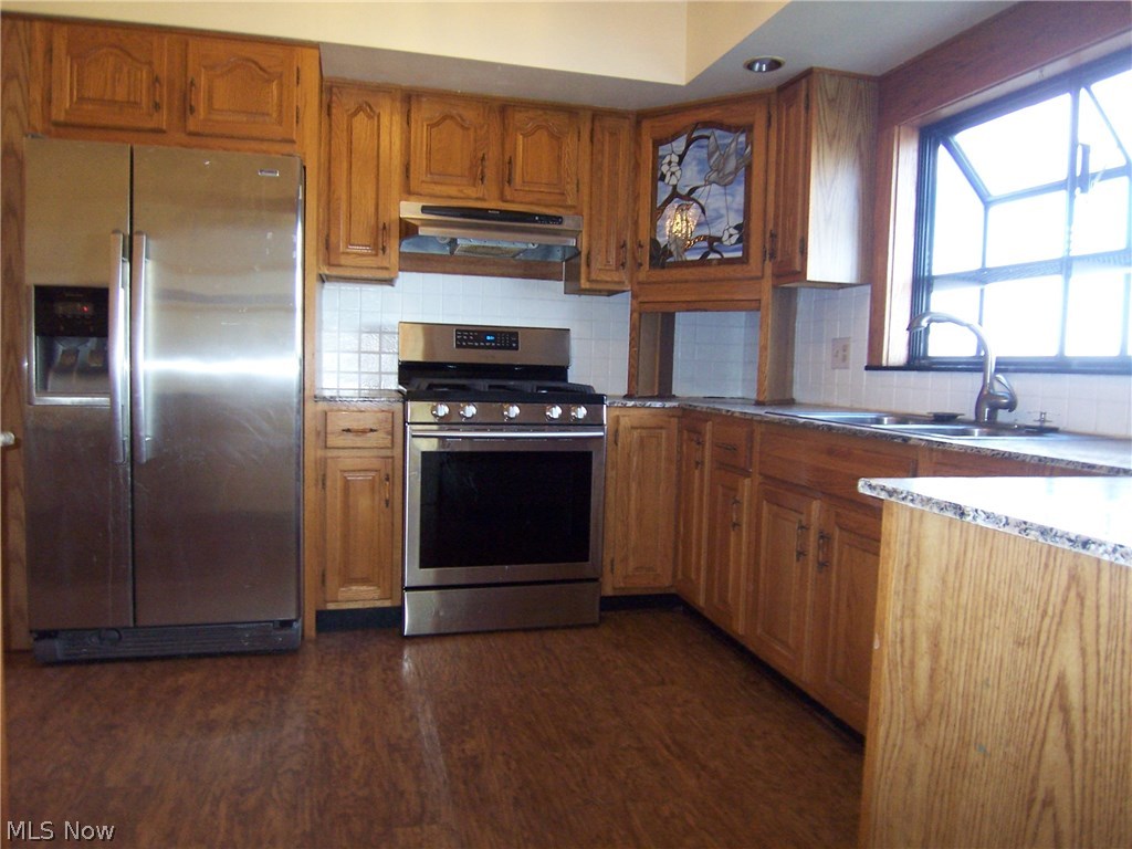 6723 Dupont Road Washington, WV 26181 - Photo 6 of 28 16X12 Eat In Kitchen w/ Newer Stainless Appliances