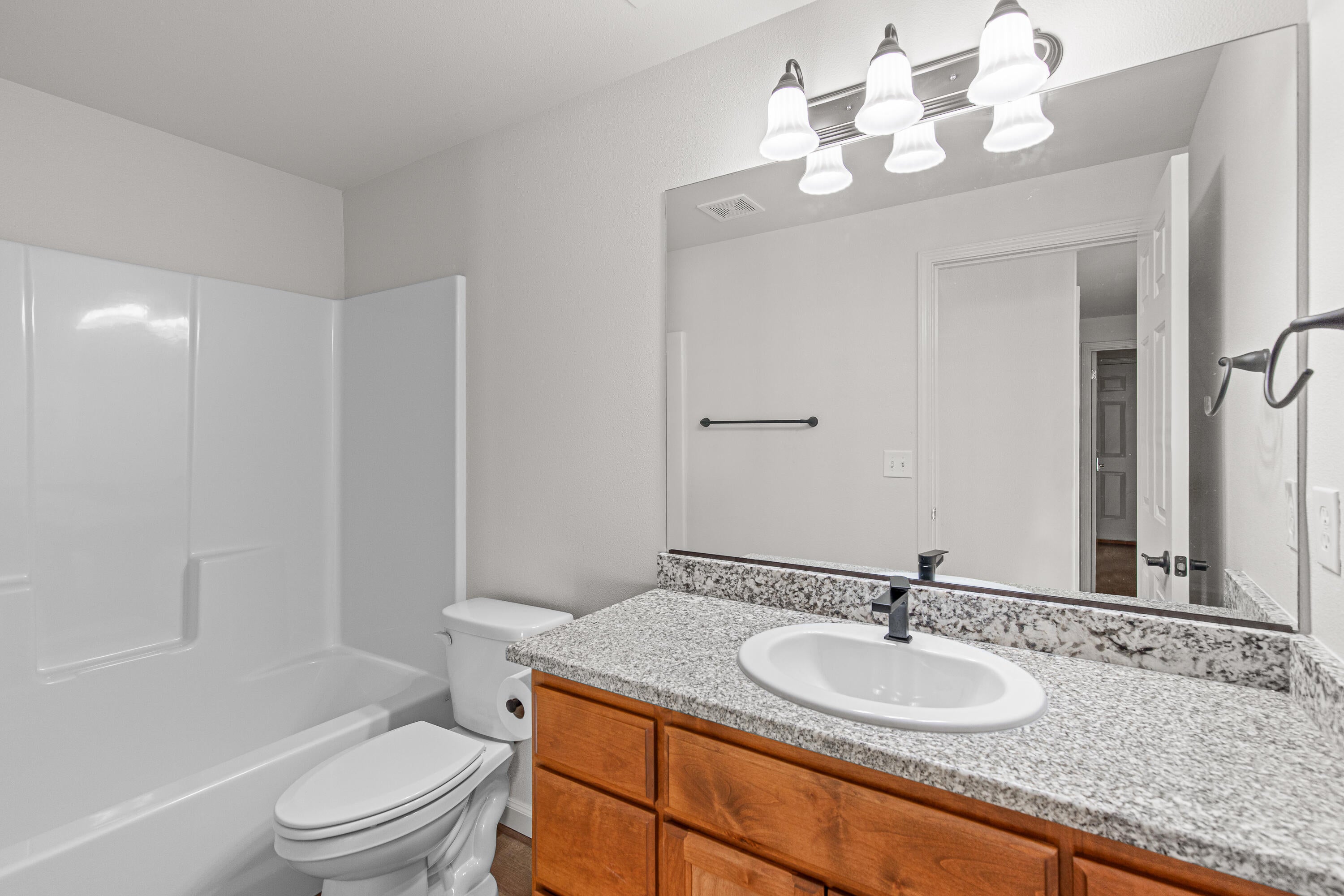 656 Andrea Way Eagle Point, OR 97524 - Photo 15 of 25 9R9A2628