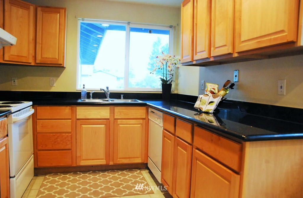 4409 Northeast 17th Street Renton, WA 98059 - Photo 6 of 10