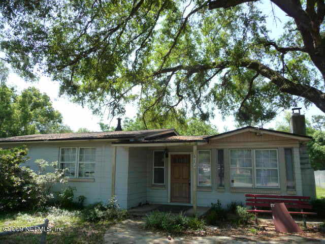 a view of a back yard of the house
