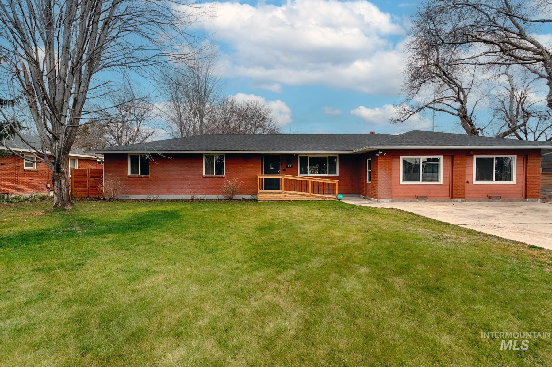 819 South Powerline Road Nampa, ID 83686 - Photo 1 of 34