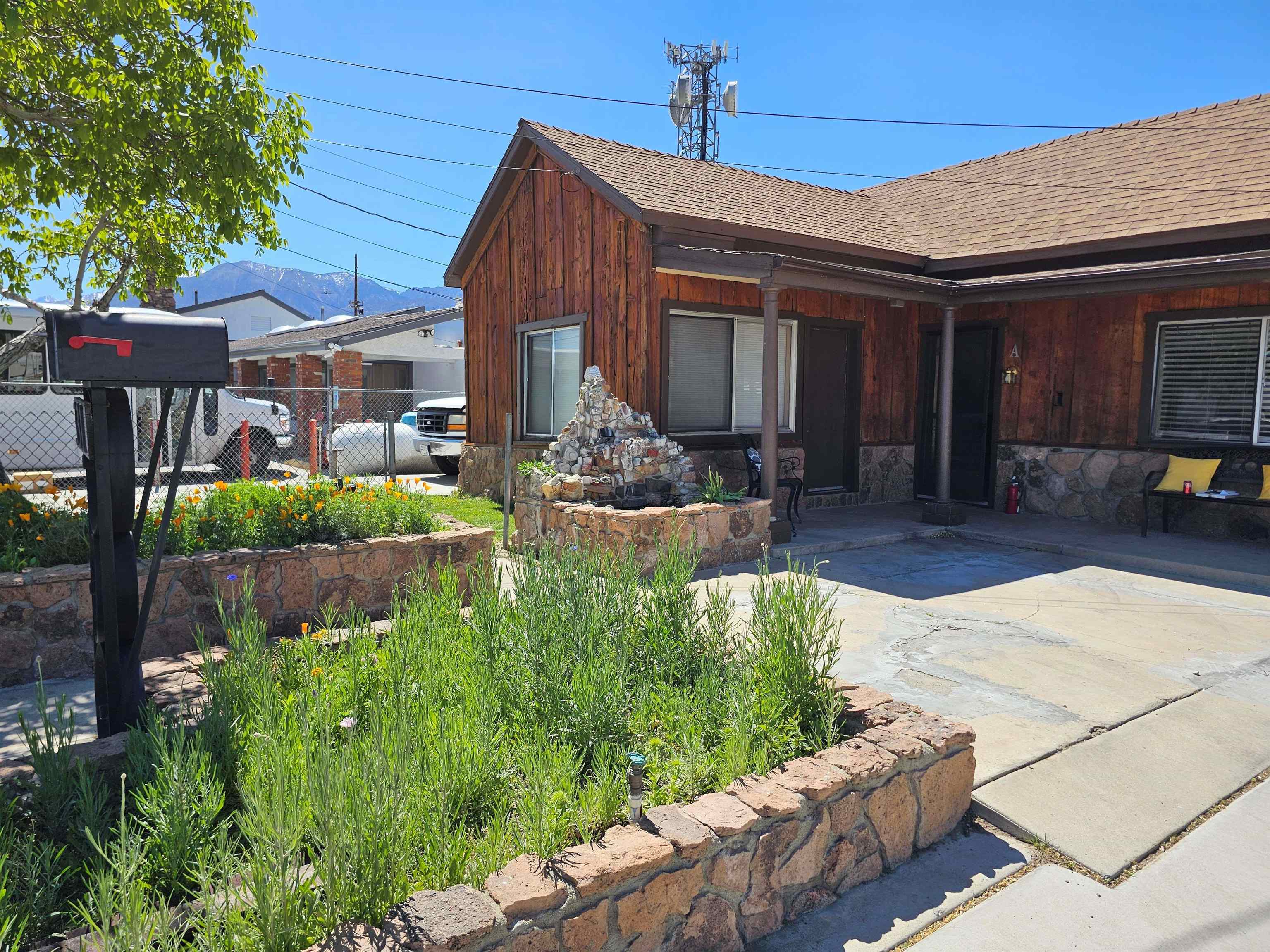 331 South Warren Street Bishop, CA 93514 - Photo 1 of 22 a front view of a house with garden