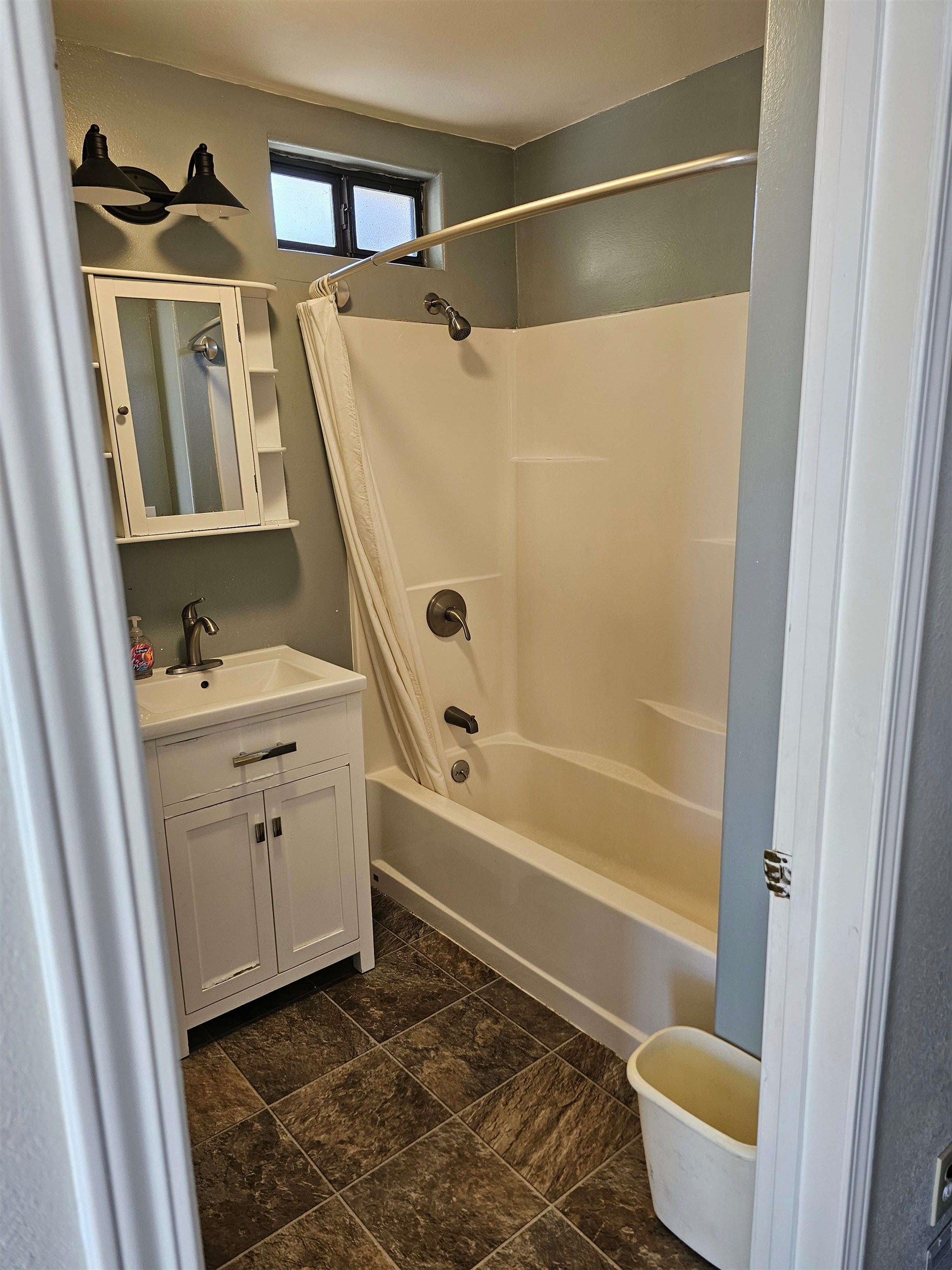 331 South Warren Street Bishop, CA 93514 - Photo 21 of 22 a bathroom with a tub and a sink