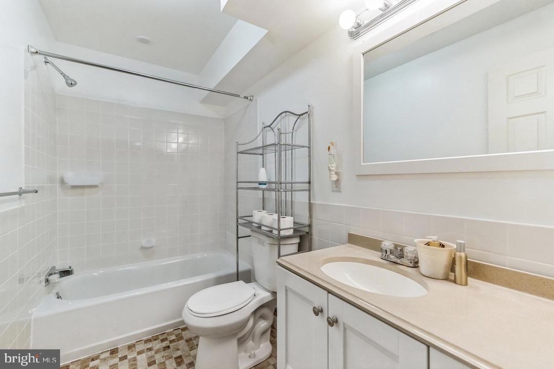18776 Pier Trail Drive Triangle, VA 22172 - Photo 26 of 32 a bathroom with a sink toilet and shower